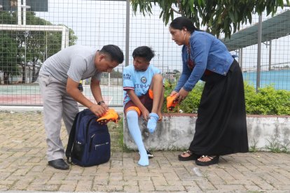 María Olga Huailla, su hijo José Miguel y su  esposo Segundo, una familia unida por el fútbol indígena.