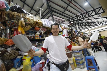 La sonrisa de oreja a oreja es la marca del comerciante  manabita.
