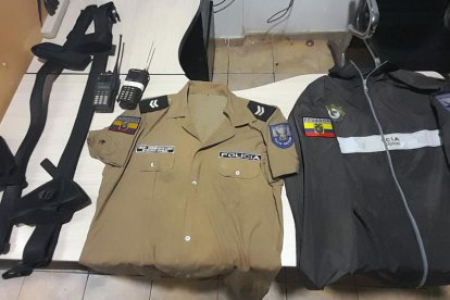 Con uniformes policiales asdasdas