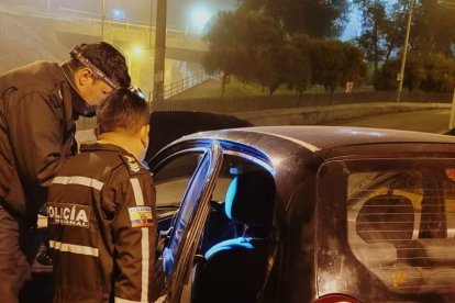 Agentes de Criminalística levantan   indicios balísticos en la escena del hecho.