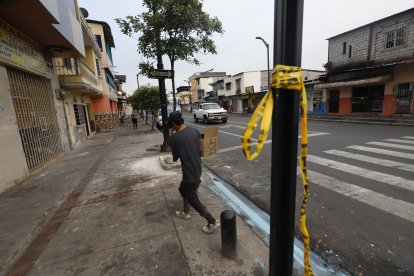 En este sector de Guayaquil sujetos en moto acabaron con la vida de una persona la noche del lunes.