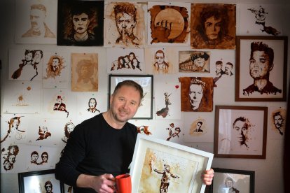 El hombre tiene una técnica con el café soluble y agua caliente.