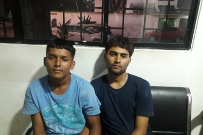 Los sospechosos se despojaban de las  prendas policiales cuando los detuvieron.