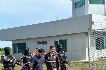 Los dos detenidos fueron trasladados a la cárcel de Esmeraldas, donde estarán recluidos mientras dure la instrucción fiscal.