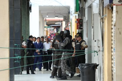 Agentes policiales investigan el hecho delictivo.