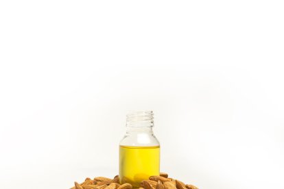 Su uso es extenso.También se lo utiliza para dar masajes corporales, como desmaquillante para limpiar el cutis