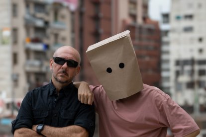 Loffredo junto a Don Volsas, desde cuyo canal emite los videos de seguridad que son seguidos en varios países.