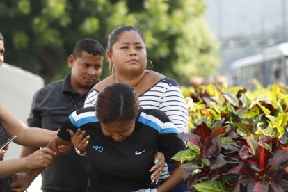 Familiares de Joel Cortez Rodríguez llegaron desde Esmeraldas para ayudar a buscarlo. Su cadáver fue hallado la mañana del sábado.
