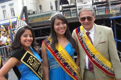 Marcos Hidalgo cuando fue declarado padrino de los ecuatorianos en un desfile en Nueva York.