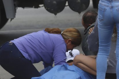 Una madre vio desconsoladamente cómo su hijo fallecía tras un accidente de tránsito.