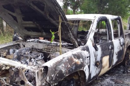 Una camioneta resultó estropeada por el fuego en vía de Manabí.