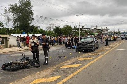 El cuerpo del sargento de policía quedó en medio de la vía.