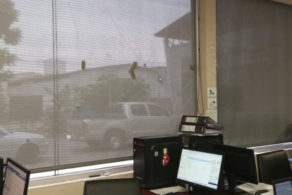 Vidrios rotos quedaron en la Agencia de Tránsito de Durán tras un atentado con bomba.