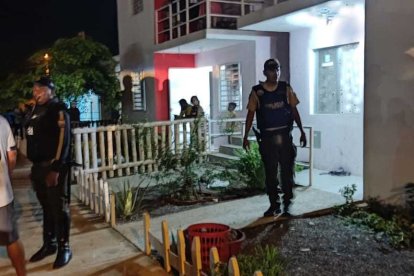 La ráfaga de disparos alarmó a los vecinos. Unos se asomaron y vieron a unos sujetos huir en un taxi.