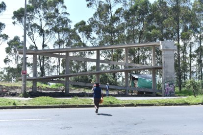 La construcción empezó en  febrero y tenía un plazo de 120 días.