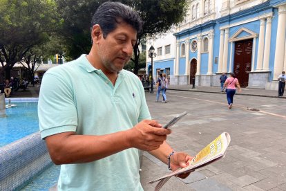 Luis Quimí enviando sus datos personales, para ver si se gana los boletos al Clásico.