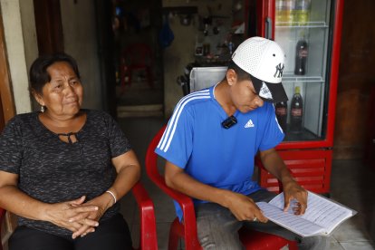 Hace dos semanas Jonathan Torres plasmó su dolor por la desaparición de su niño en cuatro carillas de un cuaderno. Su madre Petita Parrales le da fuerzas  para seguir adelante.