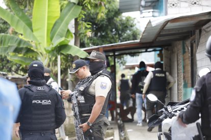 Policía del eje preventivo y  unidades tácticas participaron en los allanamientos.