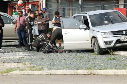 El vehículo de la víctima recibió varios disparos.