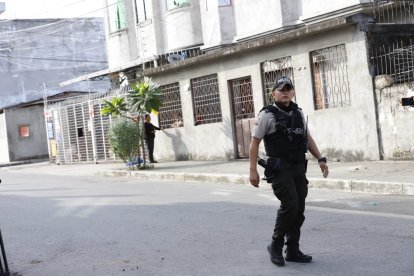 Un policía fue asesinado a tiros por delincuentes al intentar robarle su arma mientras se dirigía a su trabajo en la coop. Juan Montalvo., en Guayaquil.
