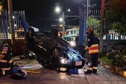 El hombre que manejaba el auto fue llevado a un hospital.