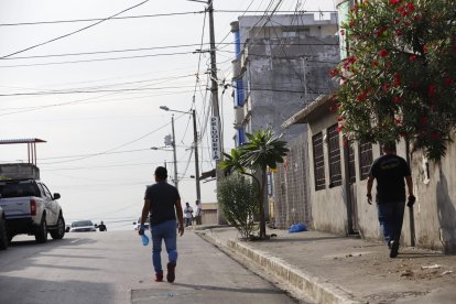 Un policía fue asesinado por delincuentes al intentar robarle en el sector de Juan Montalvo, en Guayaquil, este jueves 1 de junio.