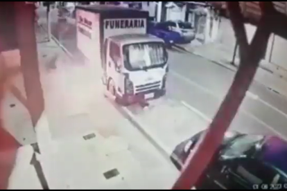 Sujetos prendieron en fuego el camión de una funeraria en Samborondón.