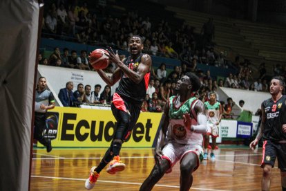 El norteamericano Reggie Baker (i) fue la figura que tuvo Barcelona.