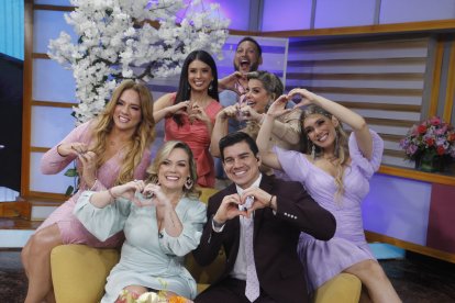 Los presentadores de Noticias de la Mañana con Úrsula Strenge, quien fue una de las fundadoras del programa