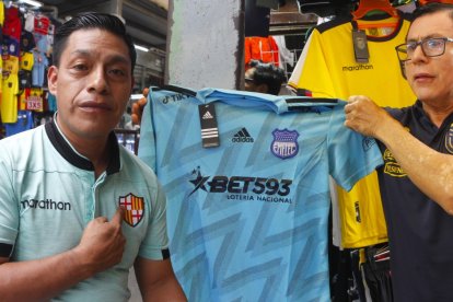 Mario Chimbolema de Barcelona y Martín Delgado de Emelec ya juegan el Clásico del Astillero en la Bahía de Guayaquil.