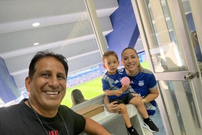 Ahora en azul, Rosita y Lucca, el hijo de José Francisco, jugador delEmelec, y Pancho ex Barcelona.