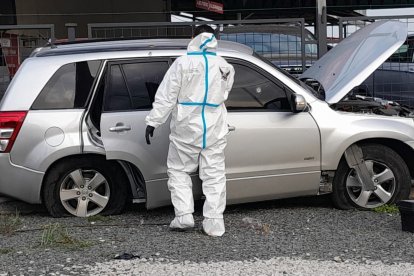 El agente asesinado que conducía este carro estaba gozando de sus días francos.