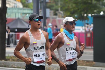 El marchista David Hurtado (i) analizó que había una  pequeña ventaja al competir en casa.