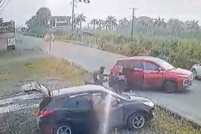 Los tipos disparan para ingresar, pero al ver que no pueden hacerlo huyen. Antes de irse se llevan a las dos menores de edad.