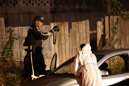 Personal de Criminalística recogió indicios en la escena del crimen.