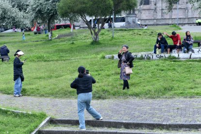 Turistas extranjeros se fotografían en la zona central,  frente a la Basílica. Dueños de hoteles  les recomiendan siempre andar con cuidado.