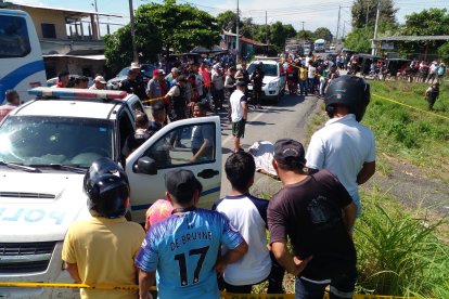 Lugareños se acercaron para atestiguar el asesinato de dos hombres en la vía Daule-Nobol.