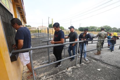 En las boleterías del estadio Monumental se dio poco movimiento de público, un día antes del Clásico del Astillero.