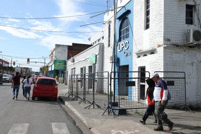 La UPC del cantón permanecía cercada, esto como medida de protección ante algún ataque.