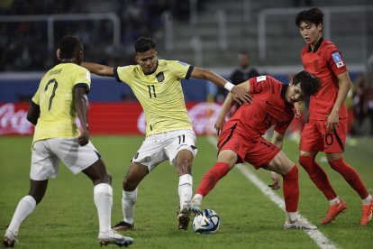 AMDEP3039. SANTIAGO DEL ESTERO (ARGENTINA), 01/06/2023.- Cristhoper Zambrano (2-i) de Ecuador disputa un balón con Yehoon Choi (2-d) de Corea del Sur hoy, en un partido de los octavos de final de la Copa Mundial de Fútbol sub-20 entre Ecuador y Corea del Sur en el estadio Único de Ciudades en Santiago del Estero (Argentina). EFE/ Juan Ignacio Roncoroni
