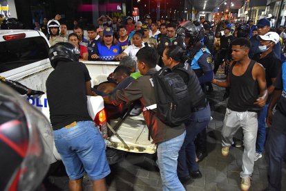 Los familiares abrazaban a la víctima e insistieron en que sea llevado a un hospital porque decían que aún respiraba.