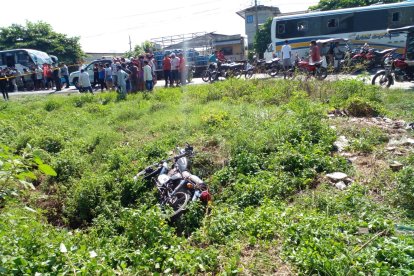 La moto en la que habrían andado los hombres. Las víctimas no registran antecedentes penales.