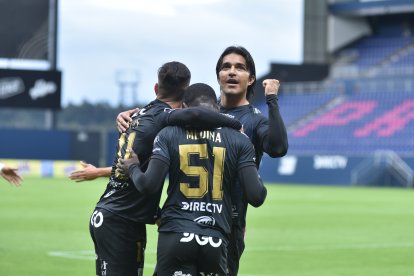 La delantera de los rayados tuvo al joven Yaimar Medina (c) y al experimentado boliviano Marcelo Moreno Martins (d).