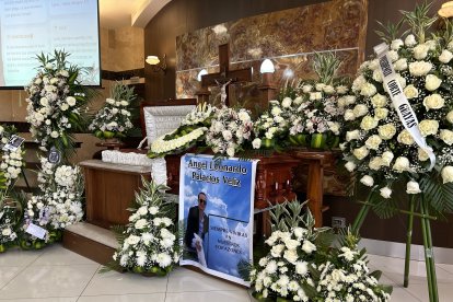 Ramos de flores y un cartel con su foto y nombre adornaban el féretro del funcionario.