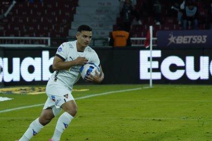 Alexander Alvarado marcó un doblete en la victoria de los albos sobre Libertad.