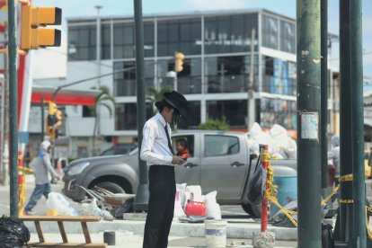 Michael Jackson perdido en guayaquil. 
Con sus típicos pantalones brincacharcos -pero sin brillos-, mocasines comprados en el Mercado Central nomás, sombrero traído de Nobol y gafas de dos ‘latas’ de la bahía, este Michael Jackson criollo parece estar buscando dónde ubicarse en pleno norte porteño