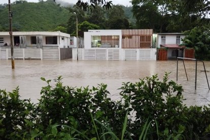 Esmeraldas está anegada tras fuerte aguacero.