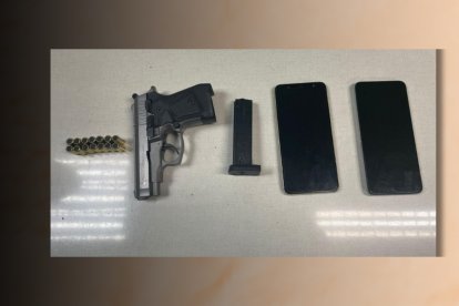 Dos sujetos atrapados en Llano Chico tenían en su poder una pistola, que sería sometida a análisis.