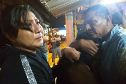 Familiares de una de las víctimas, consternados por el brutal ataque.