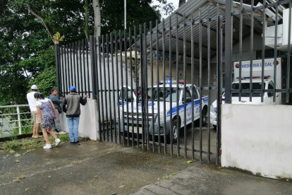 Parientes de una de las víctimas esperaban que se realice el examen legal.